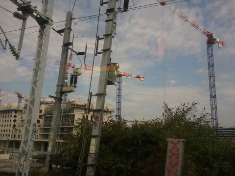 Poteaux, cables et grues