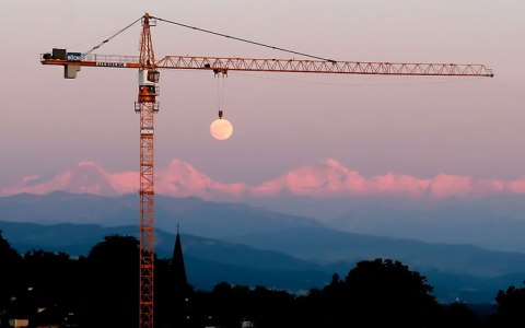NET_moon-crane-perfect-timing