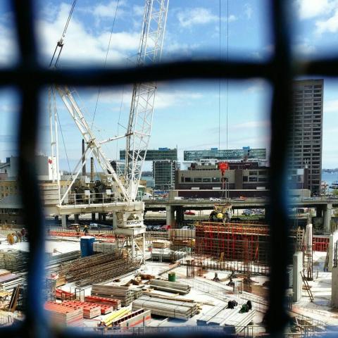 A travers de larges grilles