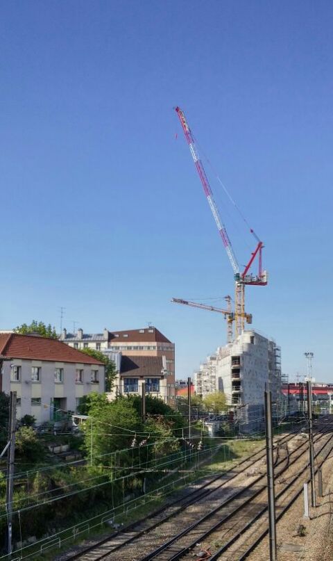Grue et voie ferrée. Depuis le pont de Doudeauville