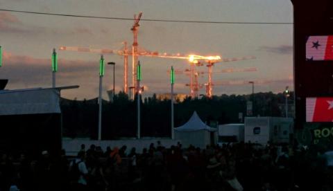 20150914 - Des grues au soleil depuis rock en seine - @rmdolh
