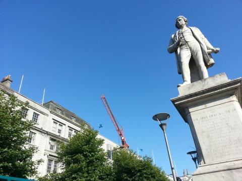 Un matin sur O'Connell Street. Grue et statue