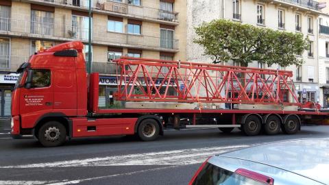 Un bout de grue sur la route