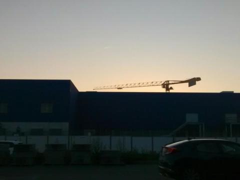Et une grue qui construit un IKEA