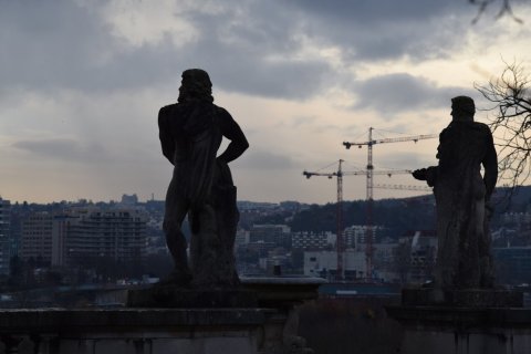 Les beaux gosses ignorent les grues