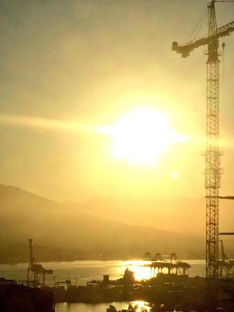 Où les fauves de fer viennent s'abreuver au coucher du soleil