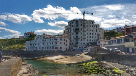 la-gruephare-sur-le-port-de-guethary