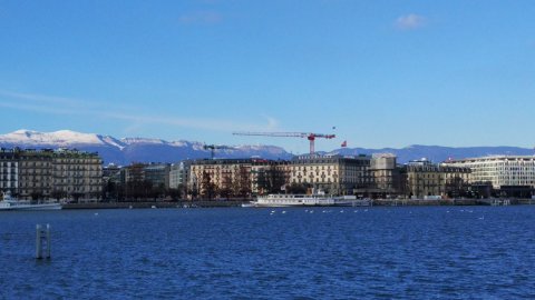 beau-rivage-devant-jura-derriere-et-geneve