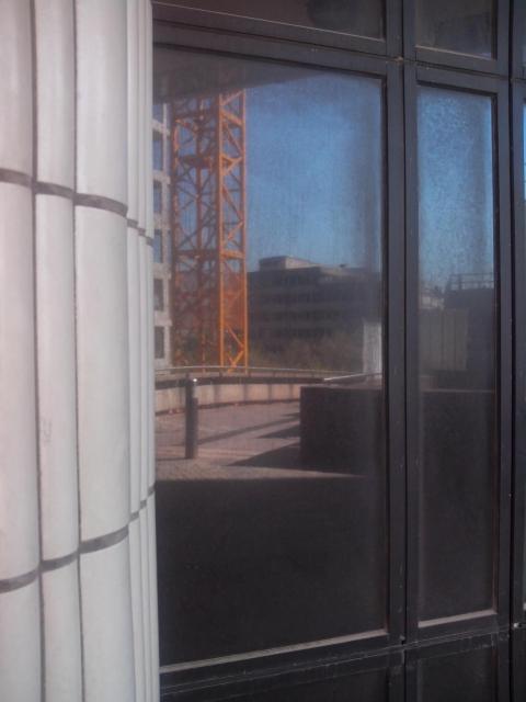 A travers de larges vitres